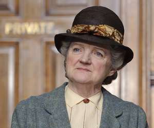 TV-VINKKI: Agatha Christie -jännitystä luvassa, Miss Marple ratkoo rikoksia - Kuoleman sininen kukka