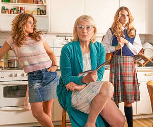 Uusi TV-sarja: Kesä -85 on draamakomedia kolmesta naisesta ja ruotsalaiskylän makkarafestareista