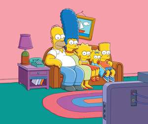Simpsonit uusi kausi starttaa! Ettei nyt vaan joku pahoittaisi mieltään ronskista satiirista...